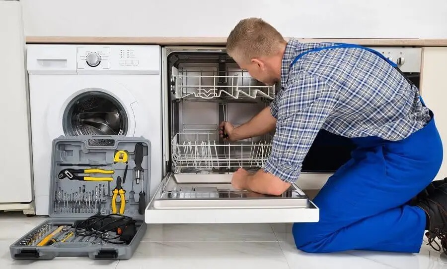 Şereflikoçhisar Hotpoint servisi teknisyen ekibi beyaz eşya tamiri yaparken